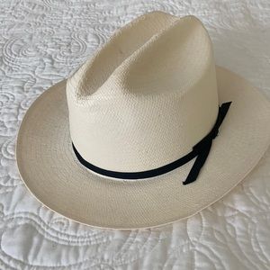 Genuine Stetson, 6X cowboy hat in ivory straw.  Mens size 7-1/2